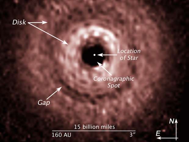 Imagem mostra a distância da falha ("gap"), onde estaria o planeta, de sua estrela, no centro Foto: Nasa/ESA / Divulgação
