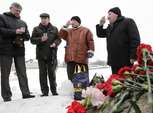 Bielorrussos bebem vodca para lembrar soldados mortos no Afeganistão