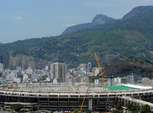 Estádio do Maracanã começa a receber lona de cobertura