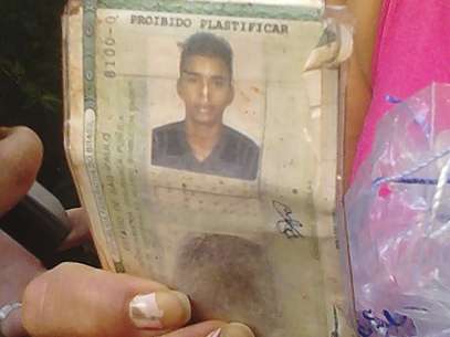 Mãe mostra carteira de identidade de David Santos Souza, ciclista de 21 anos que perdeu o braço ao ser atropelado na avenida Paulista Foto: Daniel Fernandes / Terra
