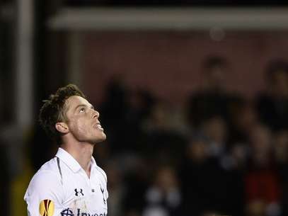 Parker lamenta após perder gol incrível no empate entre Tottenham e Basel Foto: Reuters
