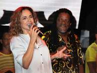 Daniela Mercury conversa com a plateia em show em Salvador Foto: Wallace Barbosa e Daniel Delmiro e Gabriel Rangel / 