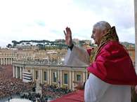 Bento XVI saúda católicos pela primeira vez como Papa após Conclave, em 19 de abril de 2005 Foto: AFP