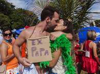 No meio da folia e do romance, nem a renúncia do Papa Bento XVI escapou da festa Foto: Reuters