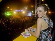 Atriz Nathália Rodriguez levou sua beleza para a festa de Santa Catarina Foto: Hermes Bezerra/PrimaPagina