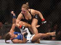 Rousey golpeia o rosto de Carmouche durante luta. Foto: 