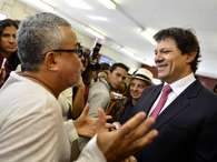 O prefeito de S&atilde;o Paulo, Fernando Haddad, esteve no desfile de Ronaldo Fraga Foto: Fernando Borges / Terra