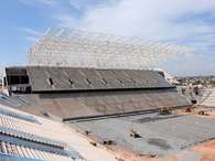 2 de maio: Status de conclusão da Arena Corinthians atingem 75,24%. Dentro de campo, os trabalhos estão focados na montagem do sistema de drenagem e resfriamento do gramado. Fora, estão sendo montadas estruturas metálicas do telhado do prédio oeste - no leste, as estruturas já estão concluídas Foto: 