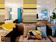 Estilo colorido e alegre foi adotado na sala com azul e amarelo Foto: 