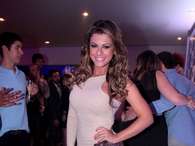Com vestidos curtos ou com fendas, famosas erram e acertam Foto: AgNews