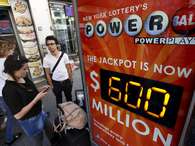 Americanos compram bilhetes da loteria Powerball em Nova York Foto: 