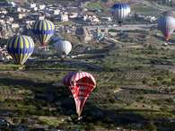 Para dono da empresa de balões Anatolian Balloons, Mahmut Uluer, piloto evitou mais mortes Foto: AFP