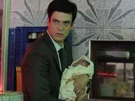 'Amor à Vida': Félix pega a bebê de Paloma e a abandona em caçamba. Foto: 