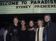 Penne (segunda da direita para a esquerda) posa com outros atores australianos em foto de 1997
						Foto: Getty Images