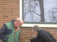 Klaas Koster e Jannette Schoorl mostram a rachadura na parede de sua casa em Middelstum  Foto: BBCBrasil.com
