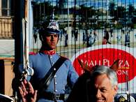 Os incidentes foram registrados no final de uma grande manifestação de estudantes e trabalhadores logo após a prestação de contas do presidente Sebastián Piñera no Congresso Foto: EFE