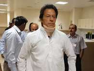 Imagem mostra Imran Khan deixando hospital em Lahore nesta quarta-feira Foto: AP