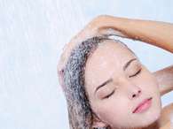 A água quente abre as cutículas do cabelo, tornando os fios sensíveis Foto: Shutterstock