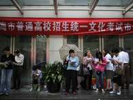 Pais esperam final da primeira etapa de provas do "gaokao", o vestibular chinêsFoto: Reuters
