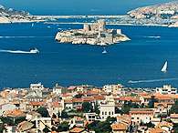 Marselha é a segunda maior cidade da França, e encanta pelas belezas naturais e construções históricas Foto: Shutterstock