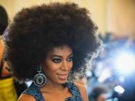 Cabelo black power conquista Solange, irmã de Beyoncé. Foto: Getty Images