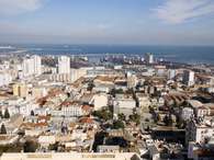 5° - Argel, Argélia - Capital e maior cidade da Argélia, Argel foi considerada pela EIU a quinta mais barata para viver no mundo. Se for visitar a cidade, vale a pena usar um veículo motorizado, pois lá um litro de gasolina custa US$ 0,28. A moeda corrente na Argélia, o Dinar argelino, vale US$ 0,01. Foto: Getty Images