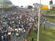 Professores e outros manifestantes protestam no entorno do Mineirão . Foto: Marcellus Madureira