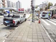 São Paulo, 17/6 - Acidente envolvendo dois veículos interdita, durante parte da manhã, as faixas exclusivas de ônibus na avenida Santo Amaro, na zona sul da cidade; uma pessoa se feriu Foto: Filipe Schmid / vc repórter