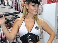 Laura Keller visitou um estande de fantasias eróticas durante o Salão Moda Brasil. Foto: AgNews