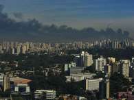 Incêndio de grandes proporções atinge fábrica na Grande São Paulo. Foto: Fernando Borges