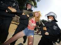Policiais seguram a ativistas pelo braço Foto: Reuters