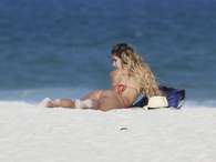 Com um biquíni fio-dental provocante, Robertha Portella reforçou o bronzeado na tarde desta terça-feira (19), na praia da Barra da Tijuca, no Rio de Janeiro. Ela se esparramou nas areias e depois se alongou antes de ir embora Foto: Dilson Silva / AgNews