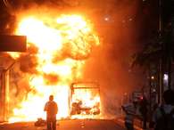 Ônibus é incendiado durante protesto Foto: Carlos Felipe / Futura Press