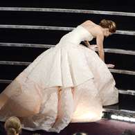 Jennifer Lawrence caiu ao receber o prêmio de Melhor Atriz, por 'O Lado Bom da Vida'. Foto: 