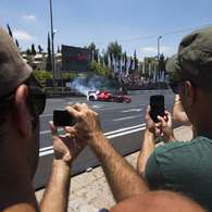 Ferrari e Lotus promovem corrida de paz em Jerusalém.