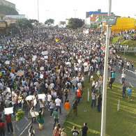 Professores e outros manifestantes protestam no entorno do Mineirão . Foto: Marcellus Madureira
