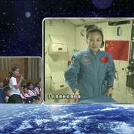 Astronauta chinesa dá "aula no espaço" para 60 mi de crianças do país.