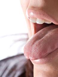 Uma das principais funções da saliva é neutralizar o pH da boca protegendo das bactérias causadoras da cárie Foto: Shutterstock