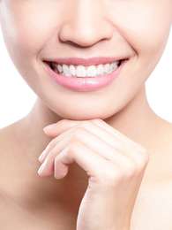 O resultado do clareamento dentário nem sempre fica só por conta do sorriso branco. A sensibilidade pode dar as caras no dia da aplicação. Foto: Shutterstock