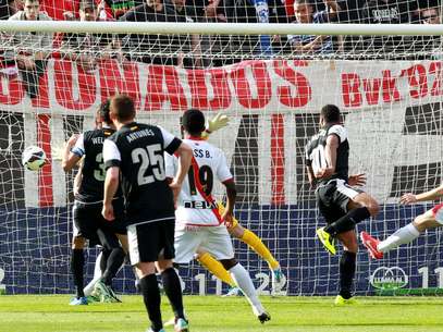Júlio Baptista fez o segundo gol da vitória do Málaga sobre o Rayo Vallecano Foto: EFE