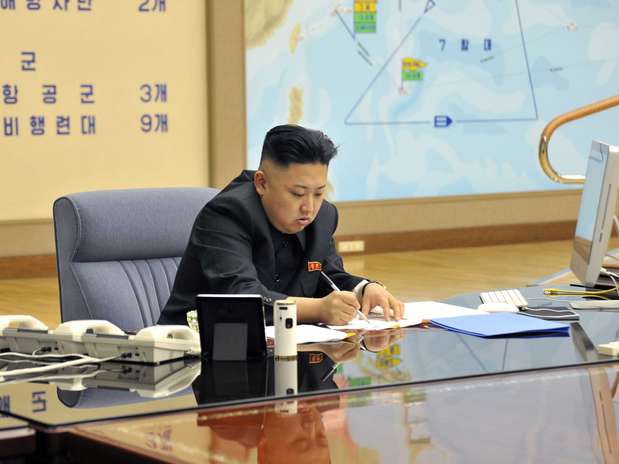 O líder norte-coreano Kim Jong-un preside reunião de emergência em Pyongyang nesta sexta; ao lado, o que parece ser um iMac, da Apple Foto: Reuters