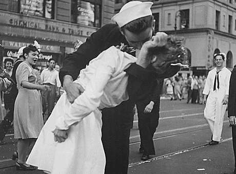 A foto de Glenn McDuffie beijando uma enfermeira na Times Square simbolizou o fim da Seunda Guerra Mundial Foto: Reuters