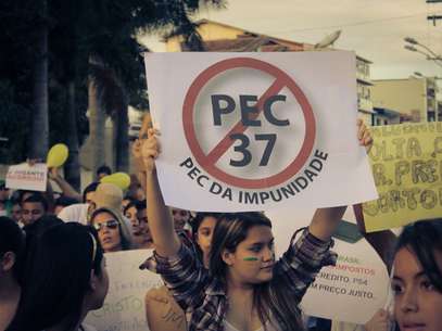 Cajati - Manifestante pede a não aprovação da PEC 3, projeto de emenda que acaba com o poder de investigação do Ministério Público Foto: Luca de Oliveira / vc repórter