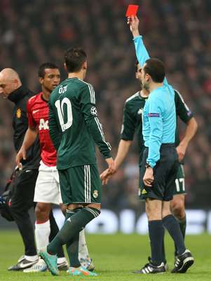 Árbitro expulsa Nani por chute em Arbeloa; lance foi a principal polêmica da partida Foto: AP