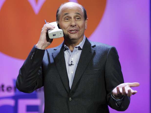 Ex-CEO da Motorola, Ed Zander brinca com o DynaTAC 800x durante a CES 2007 Foto: Getty Images