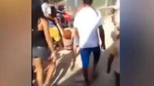 Moradores filmam agressão contra mulher após boato de magia negra