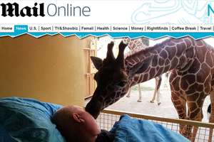 O ex-funcionário do zoológico "ganhou um beijo" do animal Foto: Reprodução