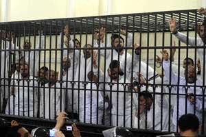 Mais de cem simpatizantes da Irmandade Muçulmana foram condenados a três anos de prisão, pelo envolvimento nos protestos de 6 de outubro de 2013. Na foto, partidários do grupo reagem após dois companheiros serem condenados à morte, em 29 de março Foto: Reuters