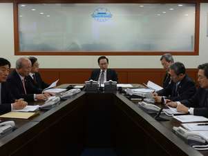O presidente sul-coreano, Lee Myung-bak (centro), lidera uma reunião do Conselho Nacional de Segurança da Coreia do Sul, em Seul Foto: AP
