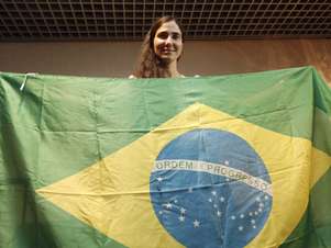 A blogueira dissidente cubana Yoani Sánchez posa com a bandeira brasileira após desembarcar no aeroporto de Guararapes, em Recife (PE) Foto: Reuters
